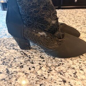 NWOT Elegant Black Women's Shoes size 43/12 with Embroidered Design